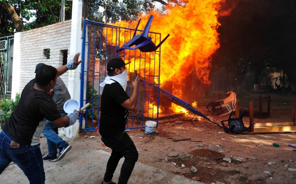 Grupos de manifestantes quemaron y realizaron destrozo. Foto: APG.