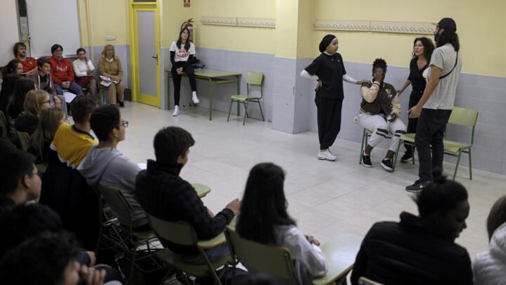 Unos adolescentes intervienen en la obra interactiva de la compañía El Teatro Que Cura para concienciar sobre la violencia machista el 11 de noviembre de 2022 en el instituto El Olivo de Parla, al sur de Madrid. Foto: AFP.