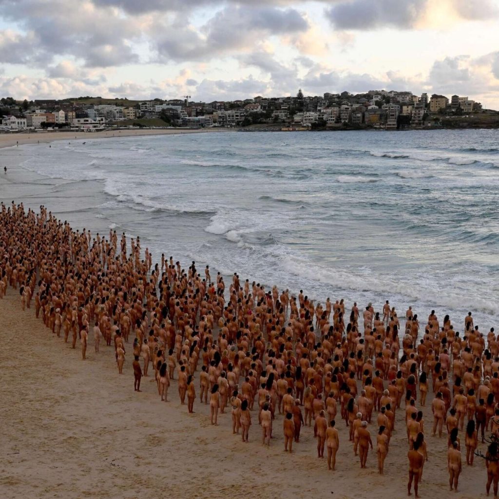 Miles de personas posaron desnudas en la playa australiana de Bondi, en Sídney, para el artista fotográfico estadounidense Spencer Tunick, el 26 de noviembre de 2022. Foto: AFP.