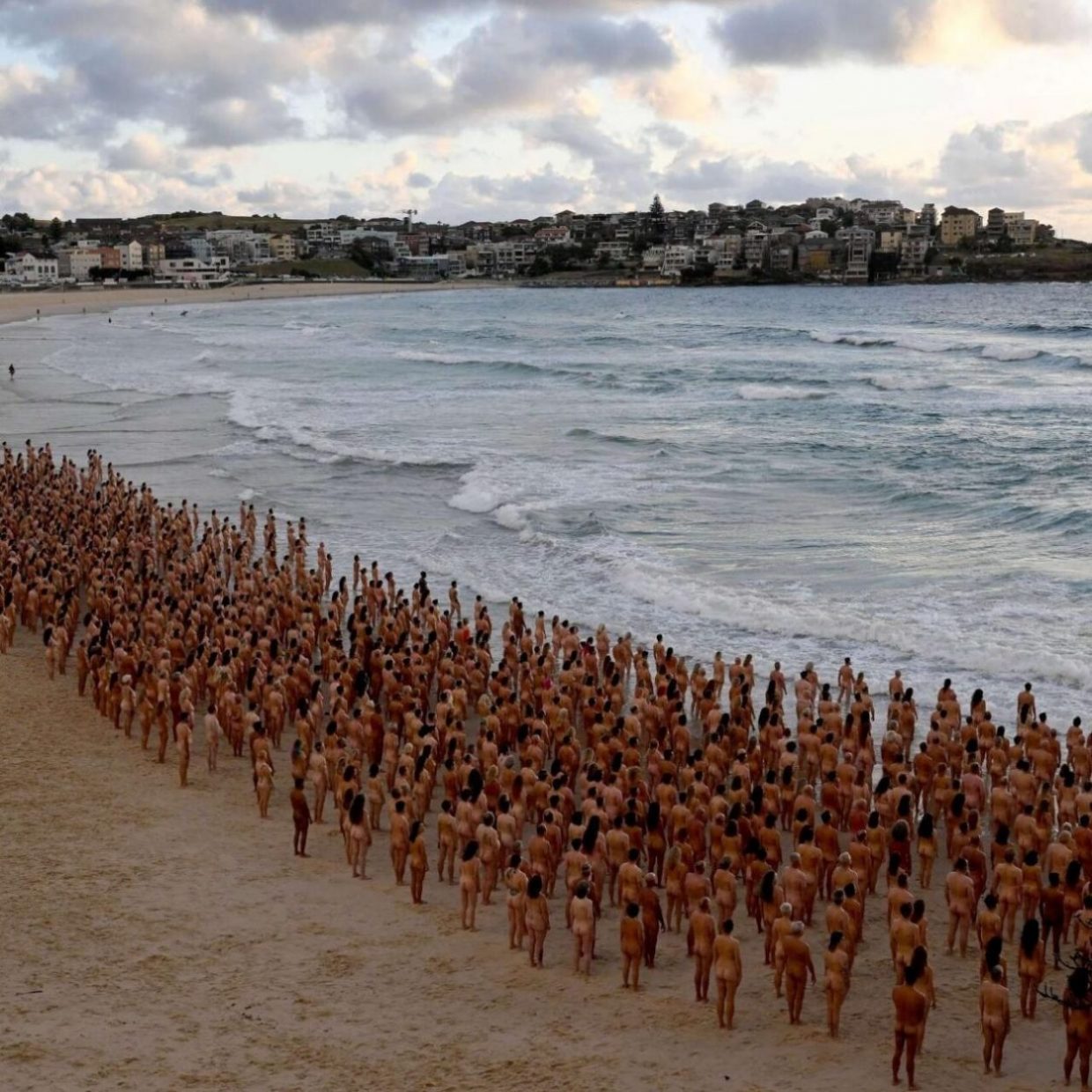 Miles de personas se desnudan por arte en icónica playa de Sídney