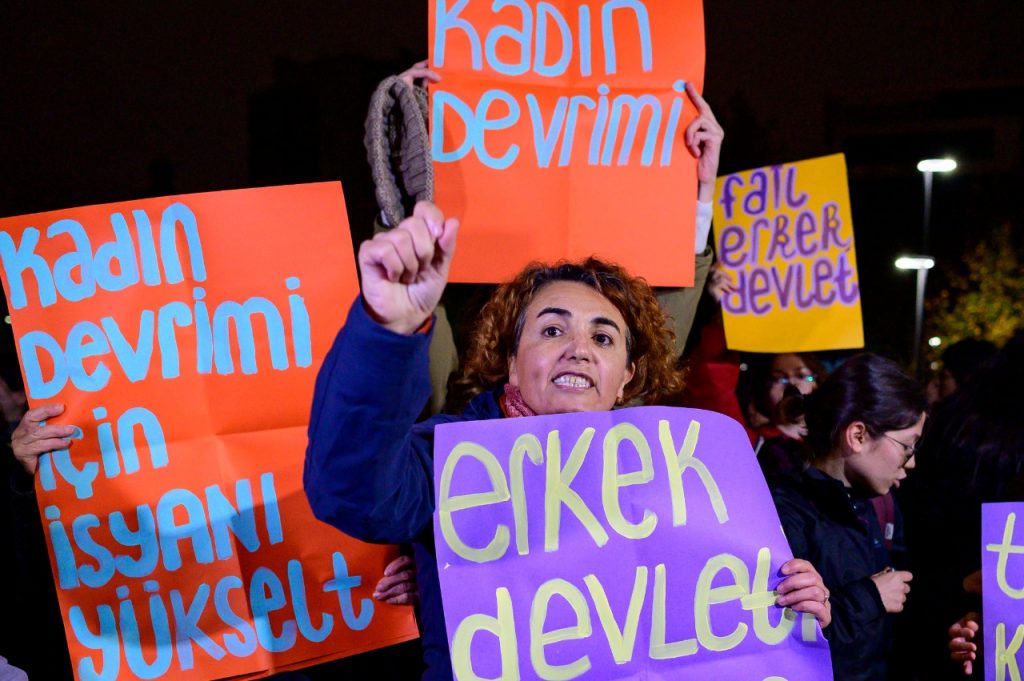 Detienen a decenas de manifestantes en una protesta feminista en Turquía.
