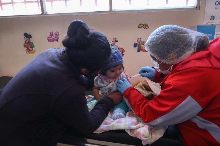 Vacunan a una bebé contra la tosferina. Foto: Unicef.org