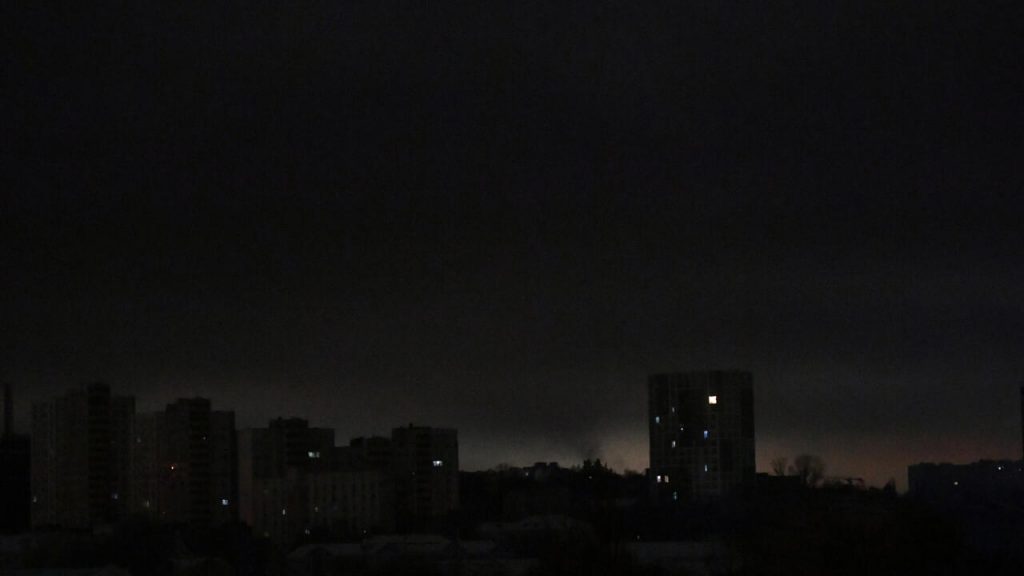 Una imagen de Kiev sumida en la oscuridad durante un apagón parcial, el 27 de noviembre de 2022 en la capital ucraniana. Foto: AFP.