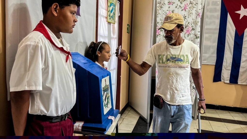 Un hombre deposita su voto para los comicios municipales en la urna de un colegio electoral de La Habana, el 27 de noviembre de 2022. Foto: AFP.