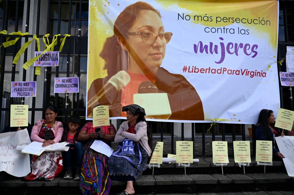 Una fiscal anticorrupción enfrenta un polémico juicio en Guatemala.