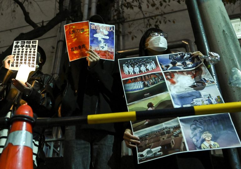 El Reino Unido protestó tras la detención de un periodista de la BBC que cubría las protestas contra la política de 'cero covid' en China. Foto: AFP.