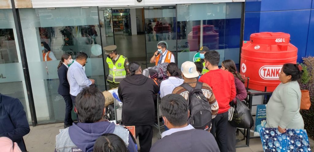 Pasajeros ingresan al aeropuerto Internacional de El Alto con boleto en mano. Foto: Roberto Guzmán