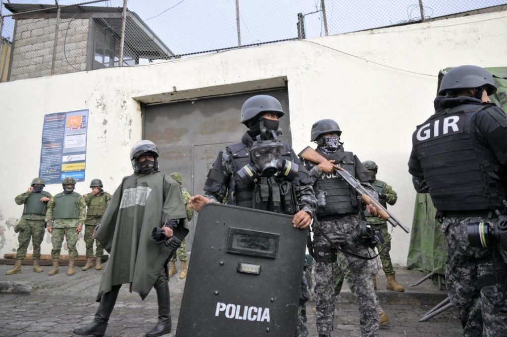 El director de una cárcel de Ecuador que hace dos semanas fue escenario de masacre de presos, murió en un atentado en Quito.