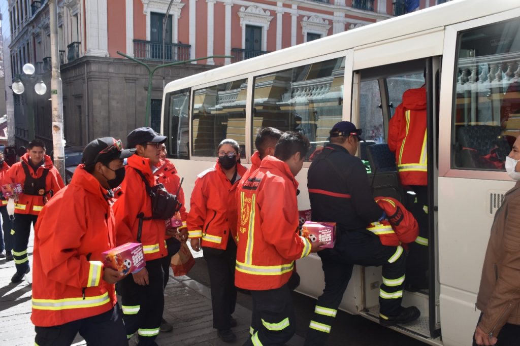 Llegan bomberos desde Perú para ayudar en la sofocación de los incendios. Foto: Gobernación de La Paz