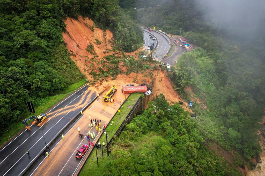 Autoridades de Brasil concluyeron la búsqueda por desaparecidos tras un deslizamiento de tierra en una carretera que dejó dos muertos.
