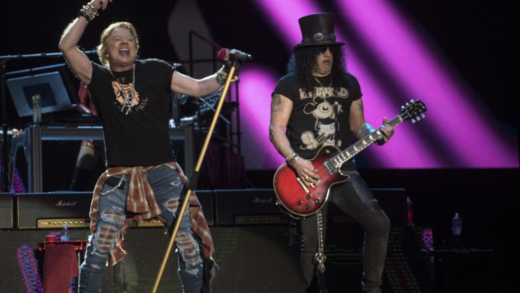En esta imagen de archivo del 14 de marzo de 2020, Axl Rose (izq.) y Slash de la banda Guns N' Roses se presentan durante el festival Vive Latino 2020 en Ciudad de México. Foto: AFP.