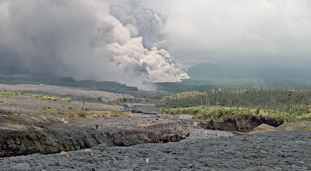 La ceniza volcánica se ve desde Pronojiwo después de la erupción del volcán Monte Semeru, en Lumajang, provincia de Java Oriental, Indonesia, el 4 de diciembre de 2022. Foto: Reuters.