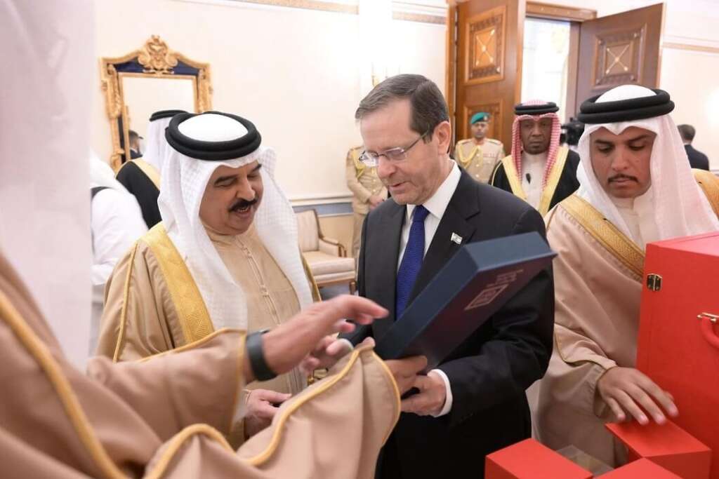 El presidente de Israel, Itzjak Herzog, aterrizó este domingo en Manama para una visita oficial a Bareín, adonde se reunió con el rey Hamad bin Isa Al Khalifa. Foto: GPO.
