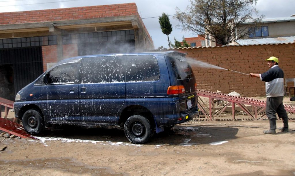 Los auto lavados utilizan agua potable para realizar su actividad económica. Foto: Archivo