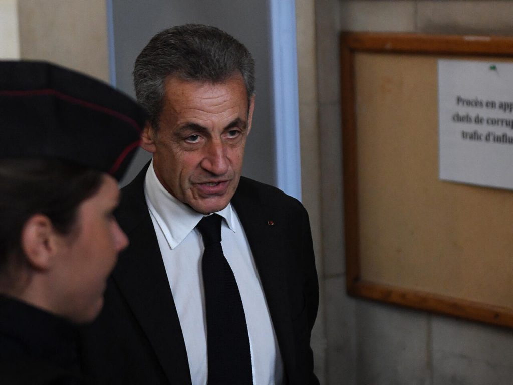 El expresidente francés Nicolas Sarkozy llega al tribunal para el juicio en apelación sobre el caso de las escuchas, el 5 de diciembre de 2022 en París. Foto: AFP.