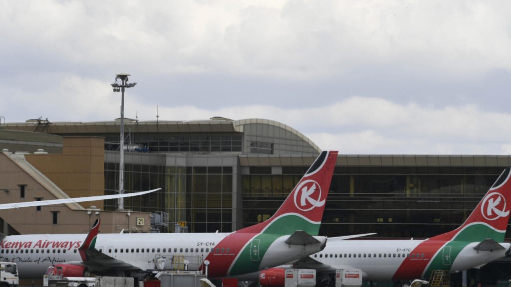 Unos aviones de la compañía Kenya Airways, aparcados en el aeropuerto internacional Jomo Kenyatta de Nairobi el 5 de noviembre de 2022, durante una huelga de pilotos. Foto: AFP.