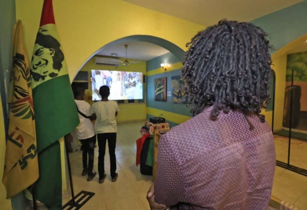 Sudaneses visitan una exposición de ojetos rastafaris en la capital de Sudán, Kahrtoum, el 14 de octubre de 2022. Foto: AFP.