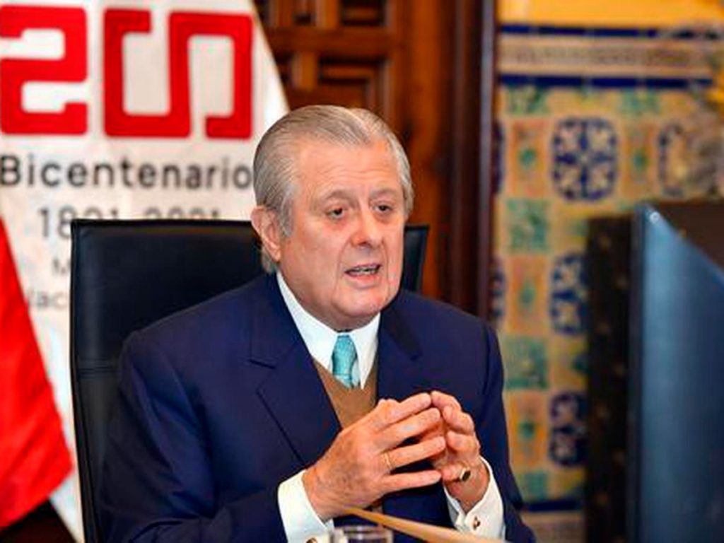 El embajador de Perú en España dimite por 'convicciones democráticas'.