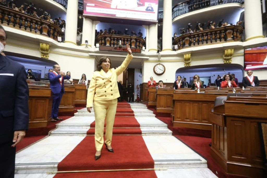 Vicepresidenta de Perú denuncia 'un golpe de Estado'.