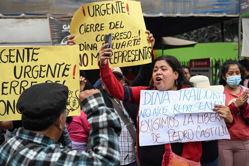 Un millar de manifestantes exigen en Lima la liberación de Castillo.