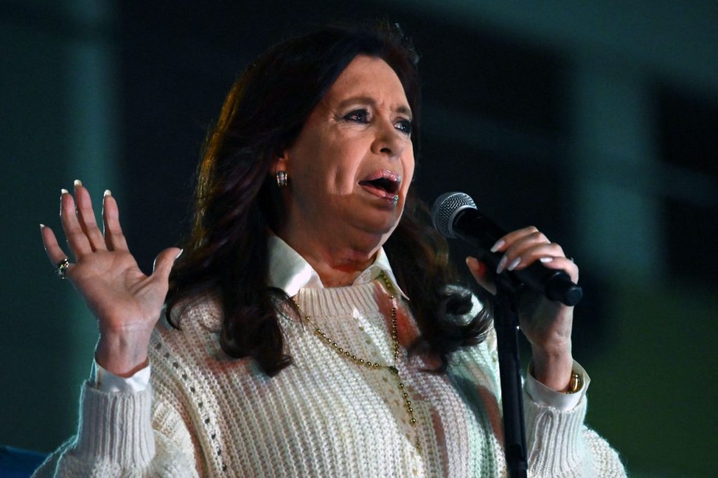 Cristina Fernández contrae covid y posponen eventos en su apoyo.