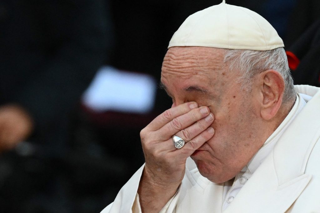 El Papa llora por Ucrania ante la Inmaculada.