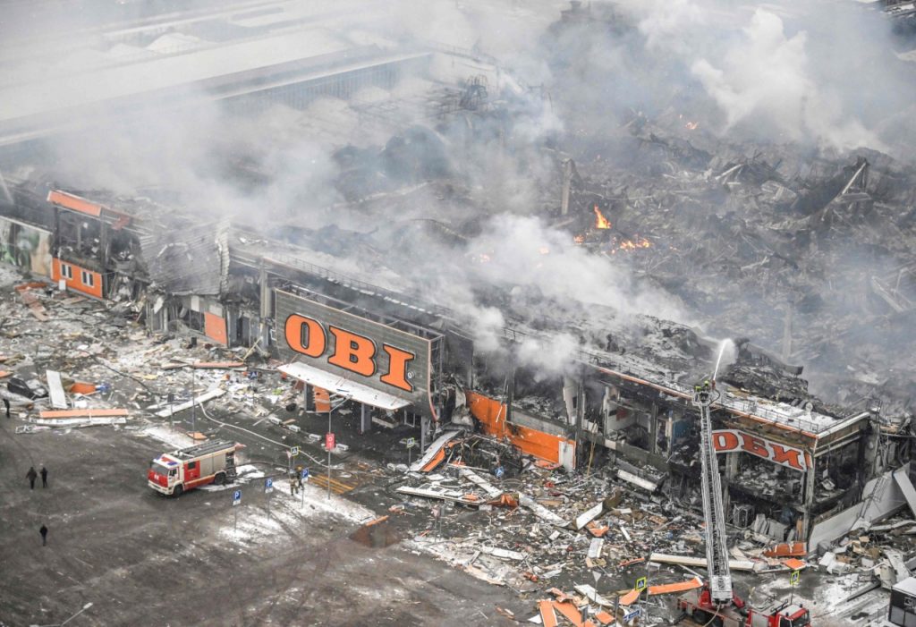 Las llamas consumen el centro comercial ubicado en un suburbio al norte de Moscú. Foto: AFP