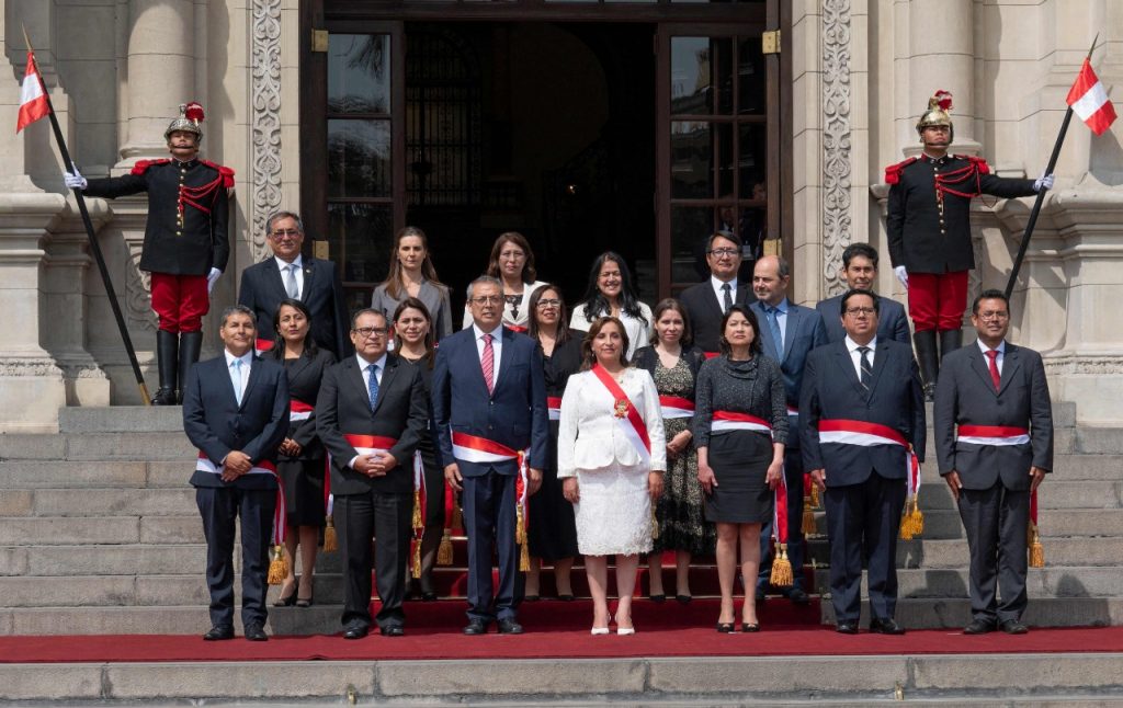 Presidenta de Perú anuncia gabinete para aplacar crisis política.