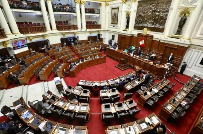 Parlamento de Perú suspende la sesión del pleno por enfrentamientos.
