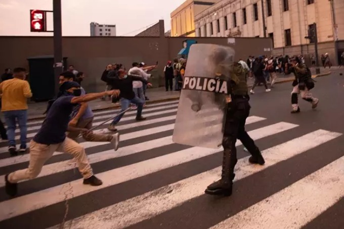 Policía peruana confirma el primer fallecido por las protestas.