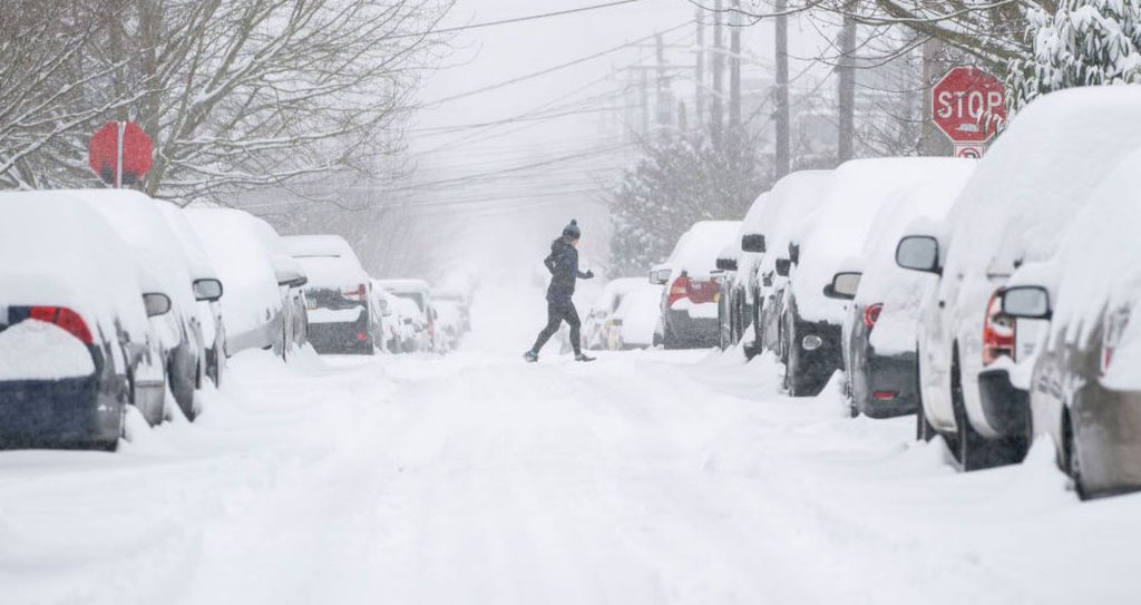 Miles de automovilistas y usuarios del transporte público en el Reino Unido vieron sus desplazamientos perturbados el lunes debido a heladas y nevadas. Foto: Getty.