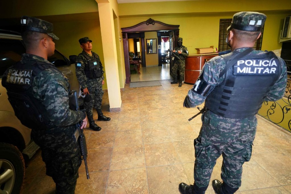 Fiscalía allana 10 lujosas casas de supuestos narcos en Honduras.