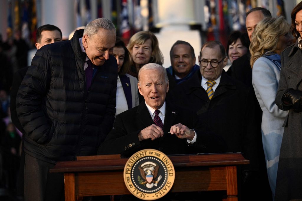 Biden promulga una ley que protege el matrimonio homosexual.