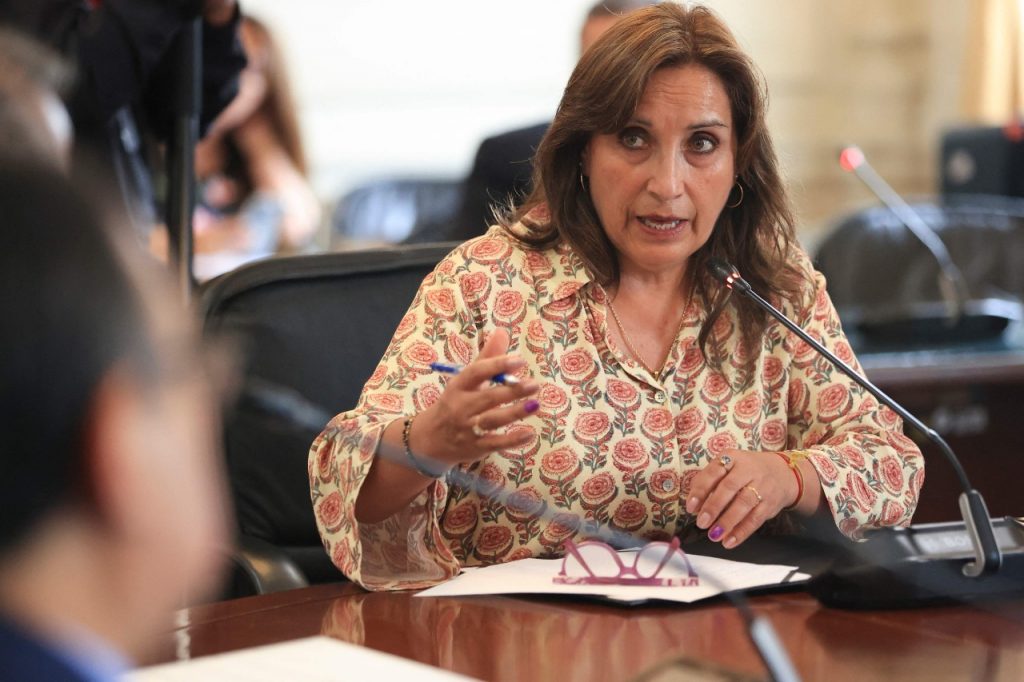 Presidenta de Perú evalúa declarar estado de emergencia a nivel nacional.