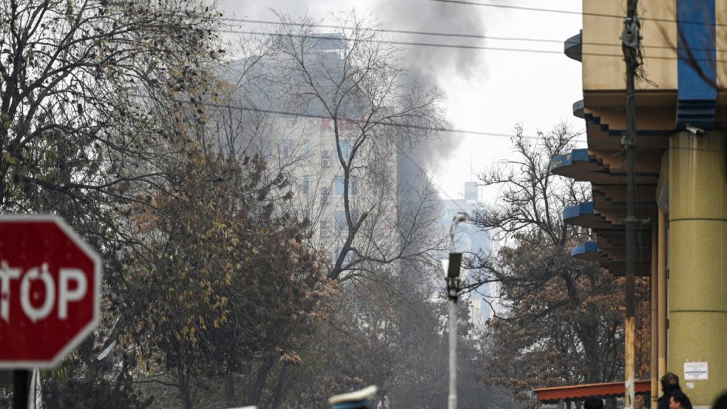 Una humareda sale de unos edificios del barrio de Shahr-e-naw tras la gran explosión y los disparos oídos en la zona, el 12 de diciembre de 2022 en Kabul. Foto: AFP.