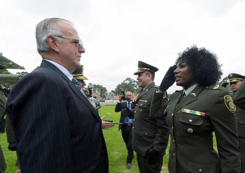 Por primera vez una oficial colombiana logra llevar su pelo afro sin alisar.
