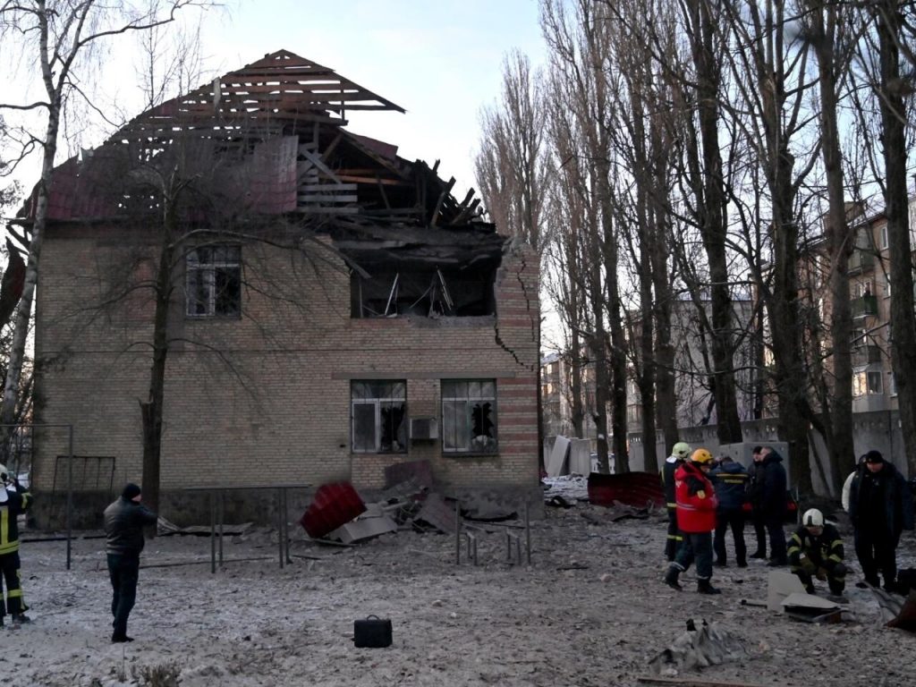 Personal de emergencias y policías examinan los restos de un dron tras un ataque contra un edificio administrativo, el 14 de diciembre de 2022 en Kiev. Foto: AFP.