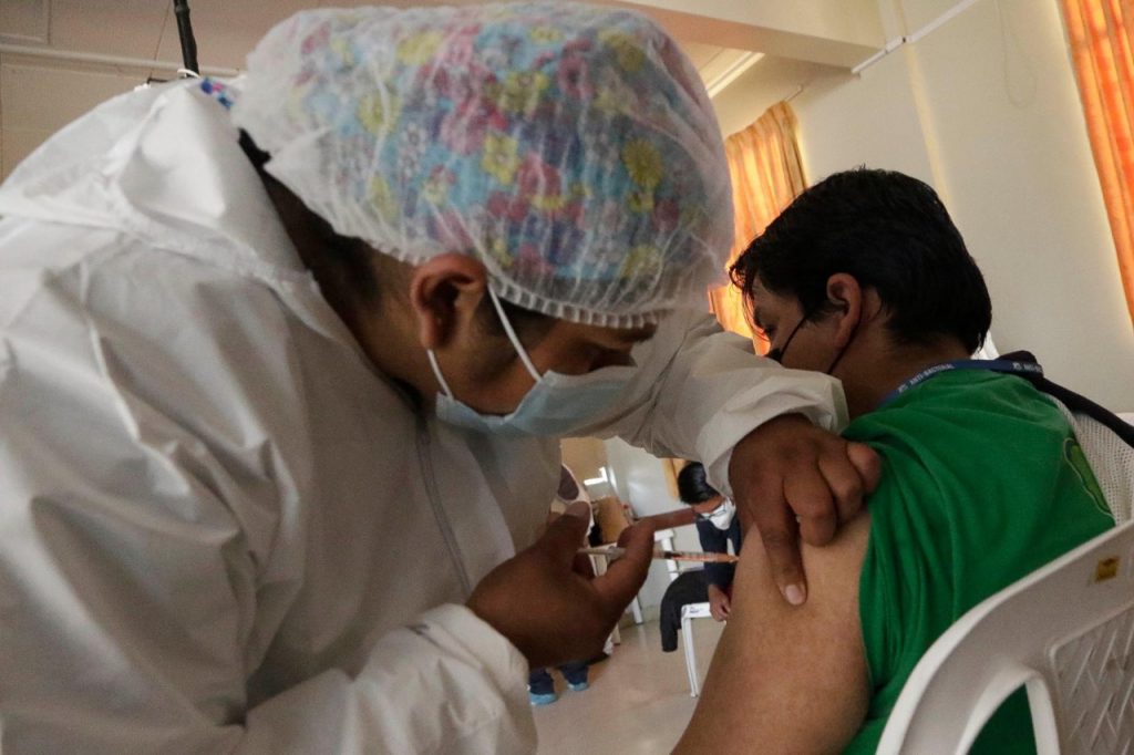 La población acude a los centros de salud a vacunarse contra el COVID. Foto: Archivo