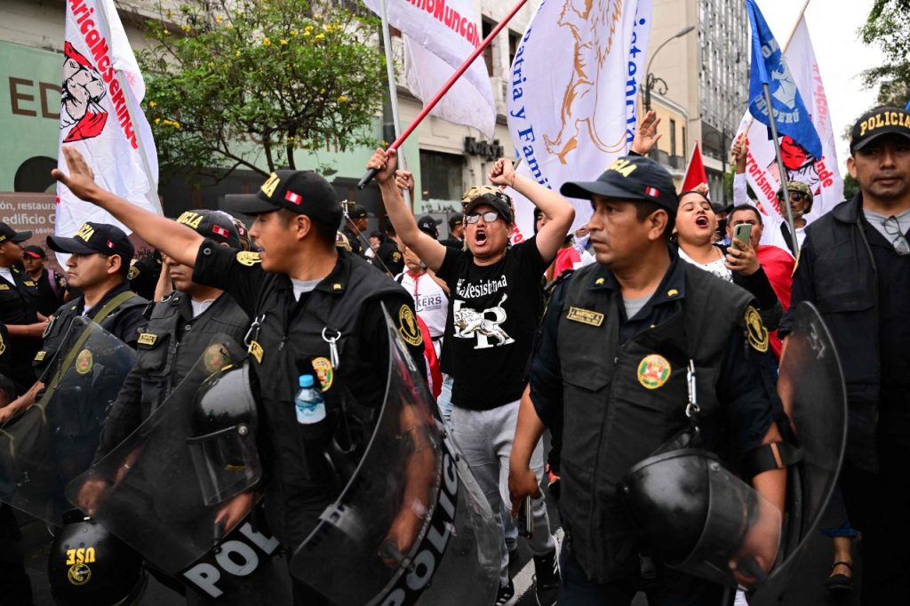 Aumenta a 20 el balance de muertos por las protestas en Perú.