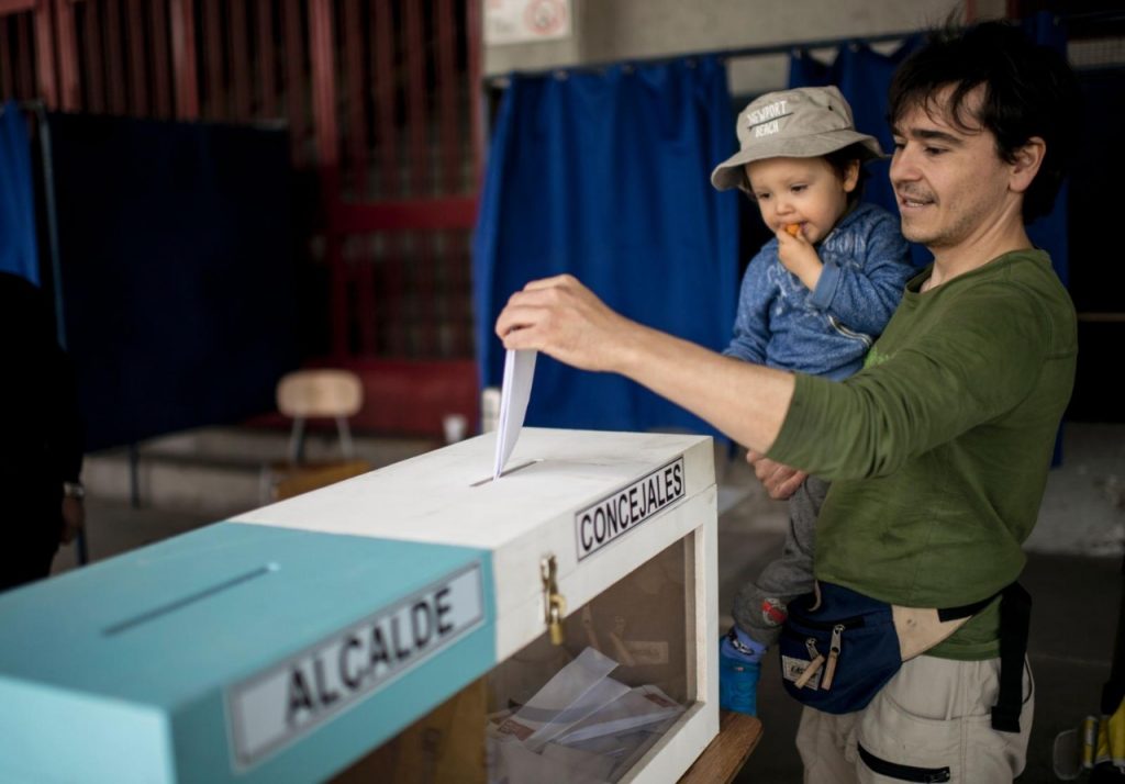 Chile restablece el voto obligatorio en las elecciones.