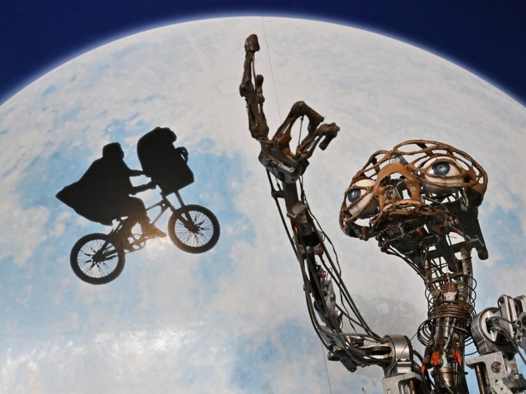 El muñeco animatrónico original del film de Steven Spielberg de 1982 'E.T. el extraterrestre' en exhibición en la casa de subastas Julien's Auctions en Beverly Hills, California, el 12 de diciembre de 2022. Foto: AFP.