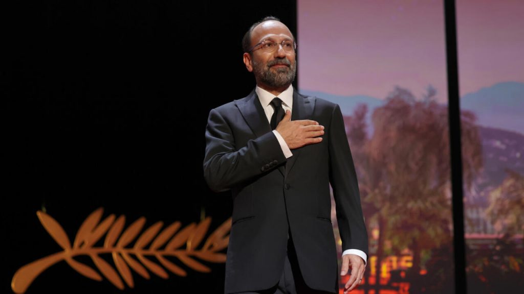 El director de cine iraní Asghar Farhadi durante la ceremonia de cierre del 75º Festival de Cannes, el 28 de mayo de 2022. Foto: AFP.