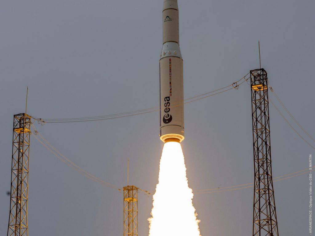 El cohete Vega-C despega para realizar su vuelo inaugural VV21 el 13 de julio de 2022 en Kourou, en la Guayana Francesa. Foto: AFP.