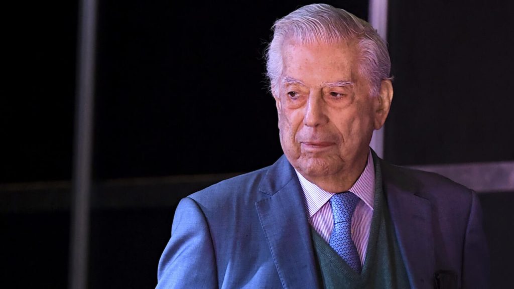 El escritor hispanopaeruano Mario Vargas Llosa en la Feria del Libro de Buenos Aires el 6 de mayo de 2022. Foto: AFP.