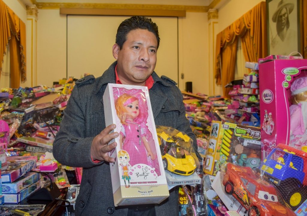 El gobernador de La Paz muestra los juguetes recaudados. Foto: Gobernación de La Paz.