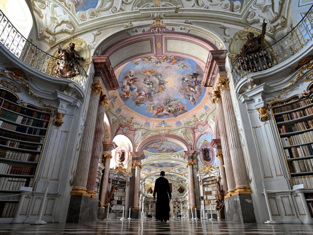 El padre Maximilian Schiefermueller en la biblioteca de la abadía benedictina de Admont, Austria, el 6 de diciembre de 2022. Foto: AFP.