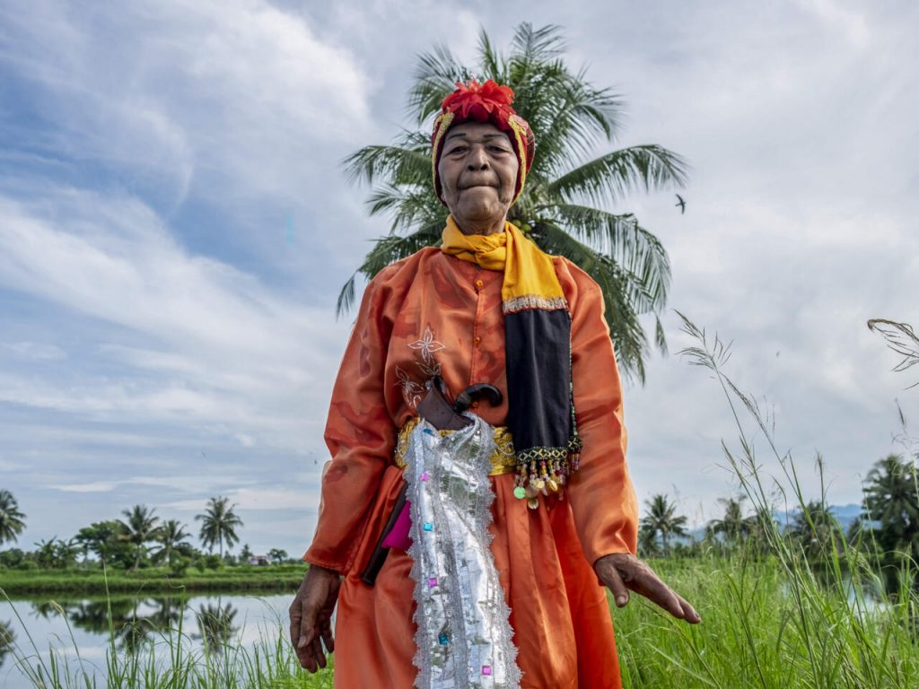 Menos de unos cuarenta miembros de la comunidad bissu aún viven en el sur de la isla de Célebes, en Indonesia, según los antropólogos, el 16 de noviembre de 2022. Foto: AFP.