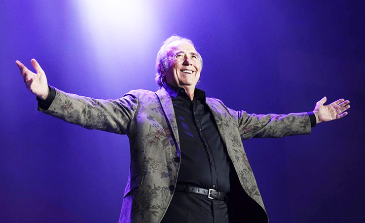 Joan Manuel Serrat se despidió este viernes de los escenarios con un emocionante concierto en Barcelona. Foto: AFP.