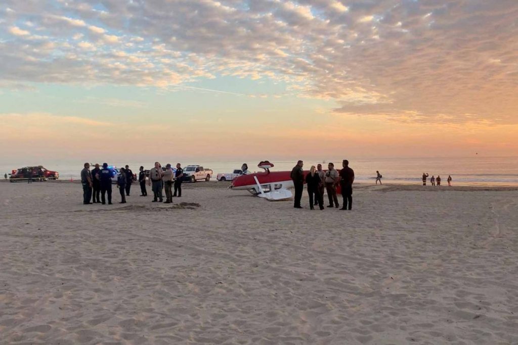 Caída de avioneta en playa de California deja un muerto y un herido.