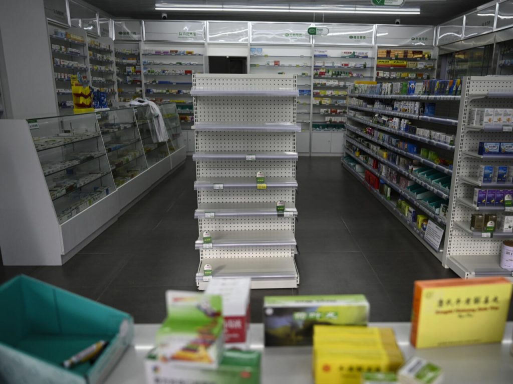 Una farmacia de Pekín aparece con estantes vacíos en medio de una ola de contagios de covid-19, el 17 de diciembre de 2022. Foto: AFP.